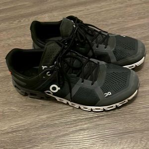 On Running shoes men’s size 9.5